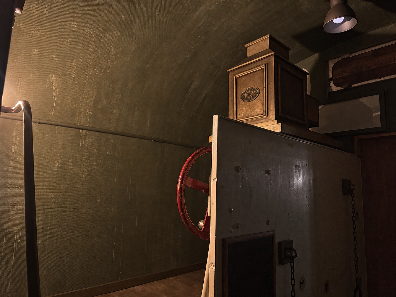 Ventilrad und Maschinenwand im Inneren des Waggons