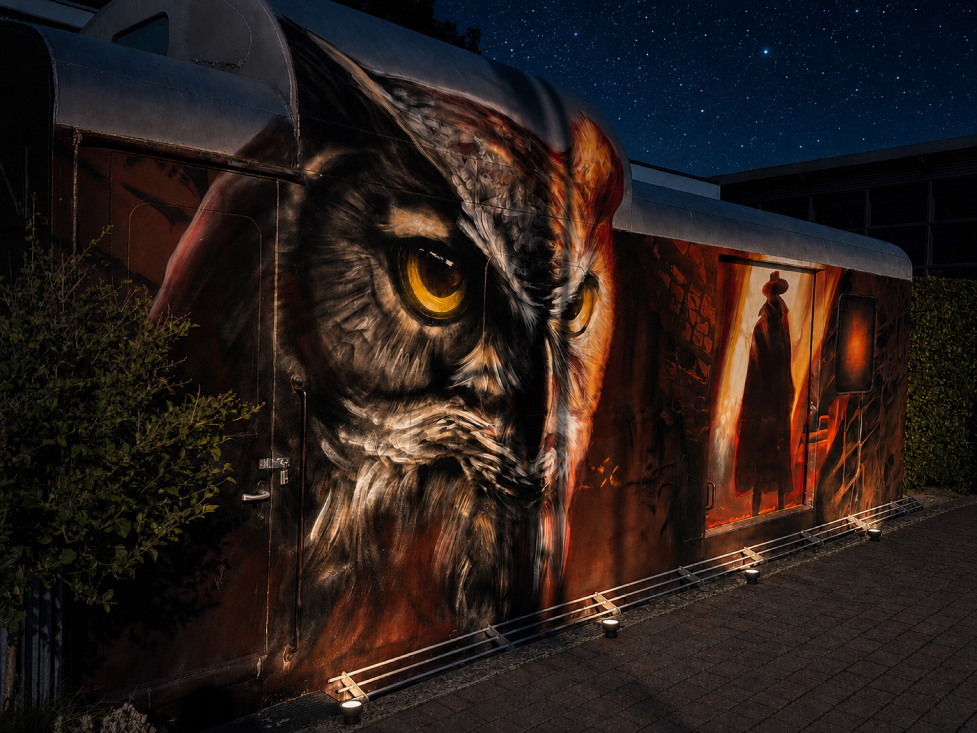 Der bemalte Eisenbahnwaggon des Escape Rooms bei Nacht